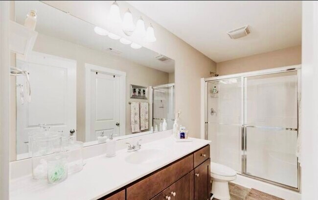 Building Photo - 731 Elmbrook Dr