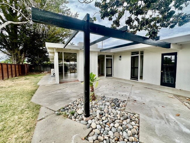 Building Photo - Beautifully Brand New Updated Home- Great Schools- Pet Okay