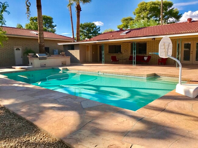 Building Photo - 185 E Cercado Ln