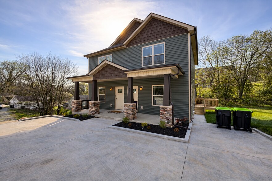 Building Photo - 420 S 2nd St