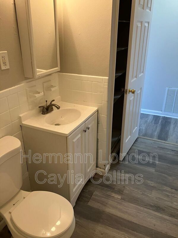 Building Photo - 9840 Medford Dr