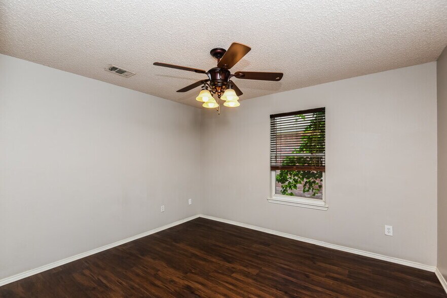 Building Photo - 3500 Bandera Ranch Rd