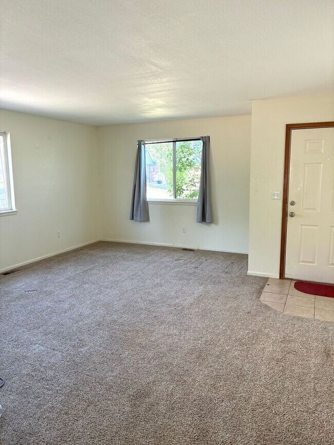 Building Photo - Charming 3 Bed, 2 Bath, Ranch Style Home i...