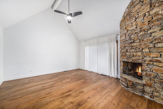 Building Photo - Renovated Lakefront 5 Bedroom Home with 2 Garages!