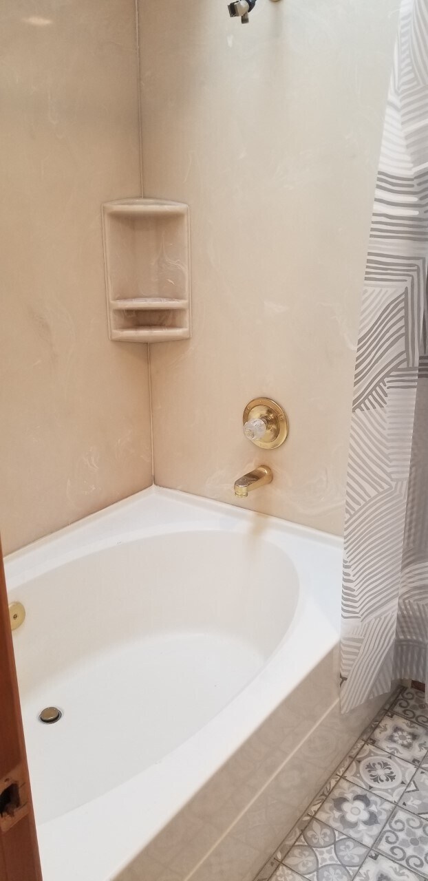 Master soaking tub - 10615 Hillsboro Dr NW