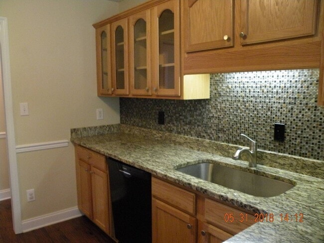 Building Photo - Beautiful Family Home