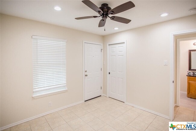Building Photo - 1231 N LBJ Dr