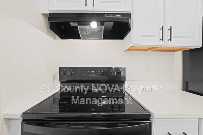 Building Photo - 1611 Carriage House Terrace