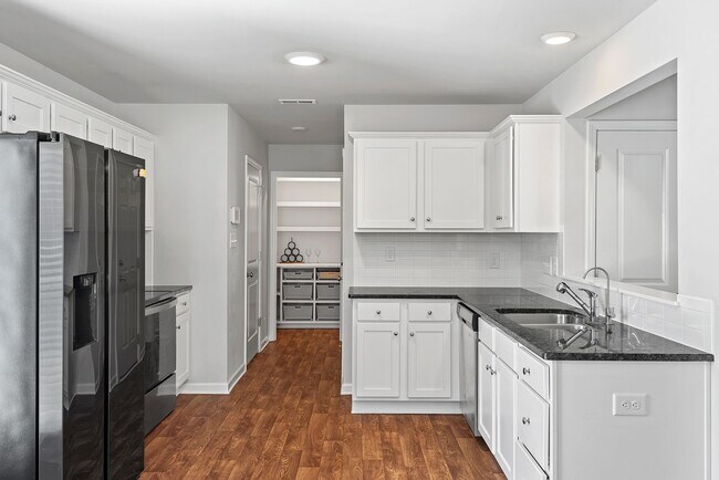 Building Photo - Gorgeous and Quiet 3Bed/2.5 Bath in Benson NC