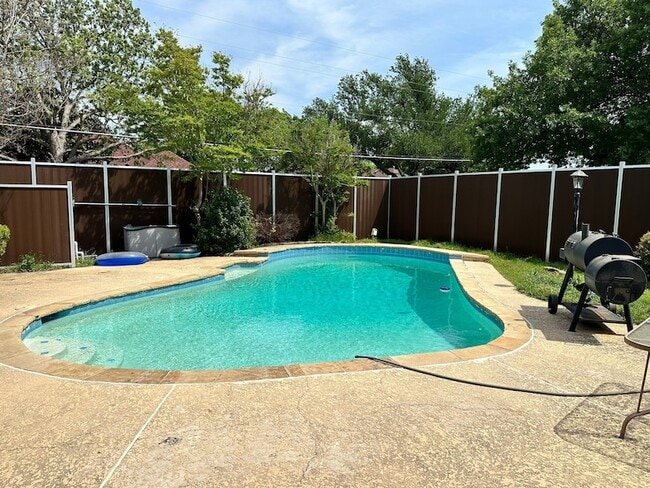 Building Photo - 502 Spring Willow Dr