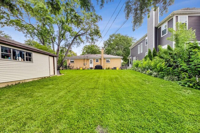 Building Photo - 1304 N Mitchell Ave