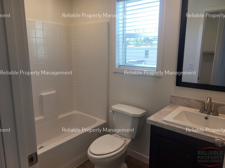 Building Photo - 850 Eden Dr