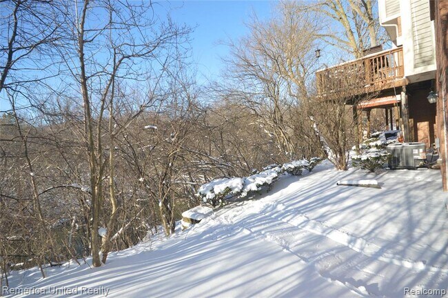 Building Photo - 42965 River Bend Dr