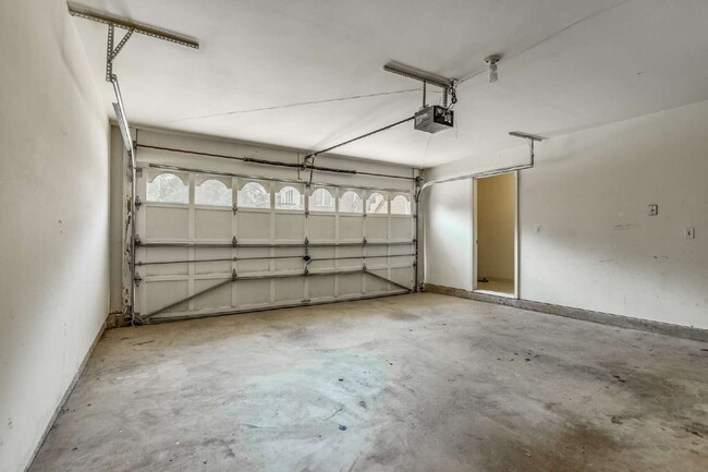 Building Photo - Discover Your Vienna Oasis!