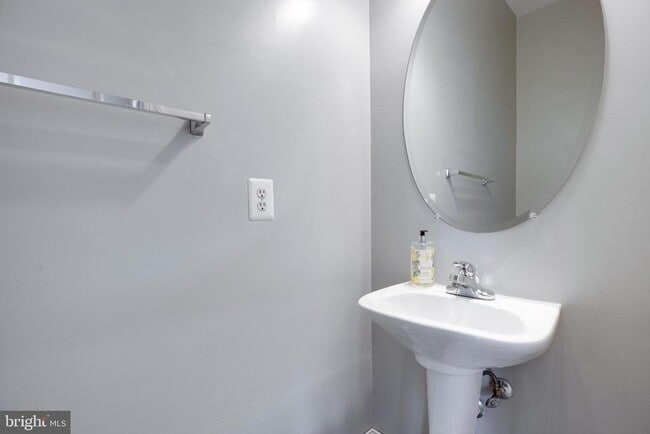 Building Photo - 8069 Gatehouse Rd