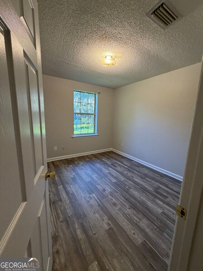 Building Photo - 302 Admiral's Walk Dr