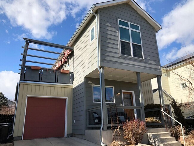 Building Photo - Stunning 3 bed, 3 bath in Holiday Neighborhood! Available July 5th!