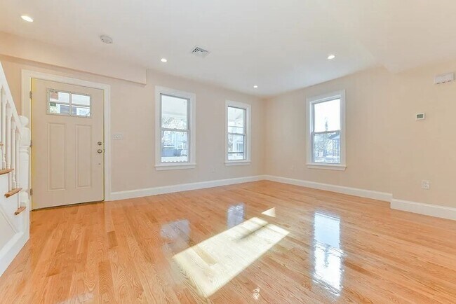 Building Photo - Modern Comfort Meets City Living – Stunnin...