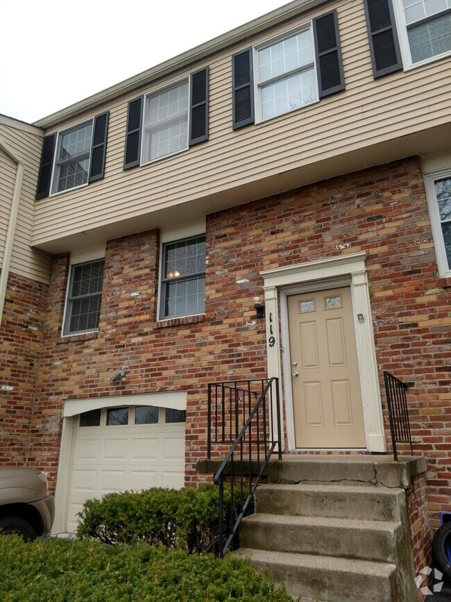 Building Photo - Beautiful Townhouse in Quail Run Community