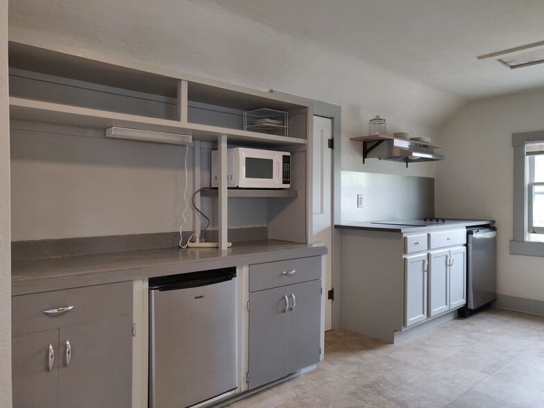Large kitchen - 138 Cypress Ave. E