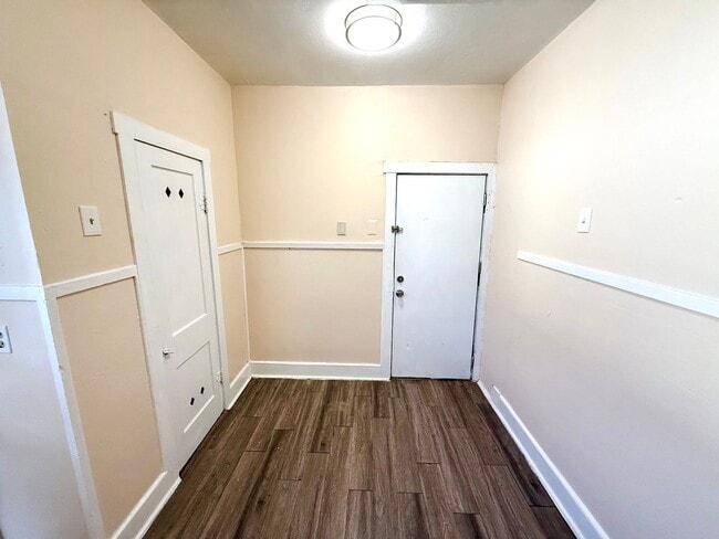 Building Photo - *MOVE IN SPECIAL* Charming Duplex with Fenced Yard – Minutes from St. Philip's College!