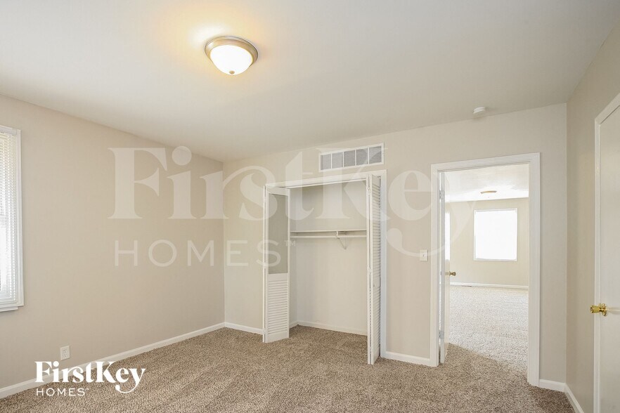 Building Photo - 6925 Bloomfield Dr E