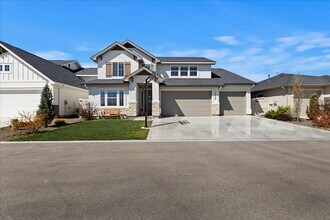 Building Photo - 5 Bed 3 bath Golf Course Neighborhood