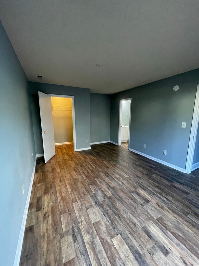 Building Photo - 2 Bed, 1.5 Bath w/ W&D in Unit-Move in Ready!