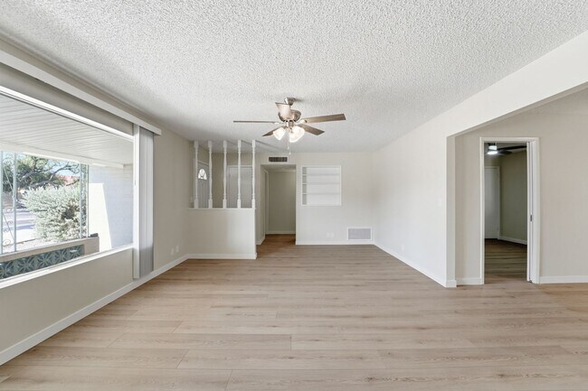 Building Photo - Spacious 3 Bed in Dreamland Villa | Corner Lot + Circular Drive