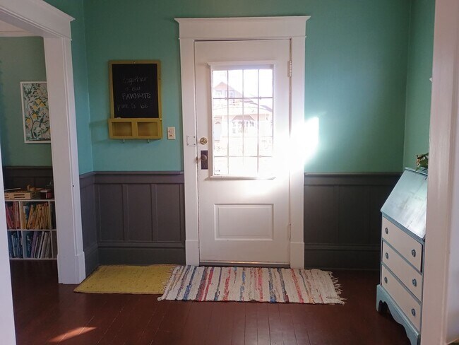 Building Photo - Spacious Craftsman in the Heart of North Spokane