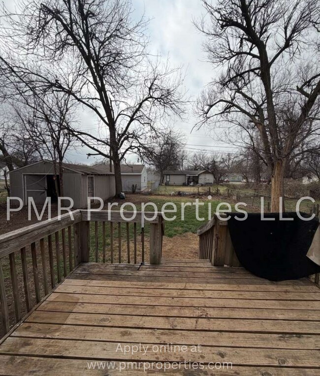 Building Photo - 3 Bedrooms / 2 Bathrooms House