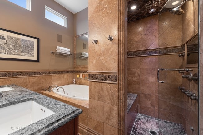 Building Photo - 1452 W Fullerton Ave