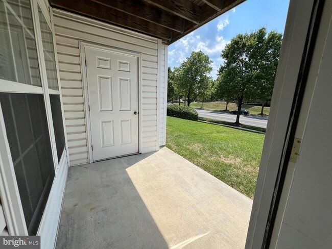 Building Photo - Gorgeous light filled 2 bedroom 2 bath con...