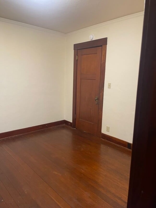 Building Photo - Spacious Craftsman Home