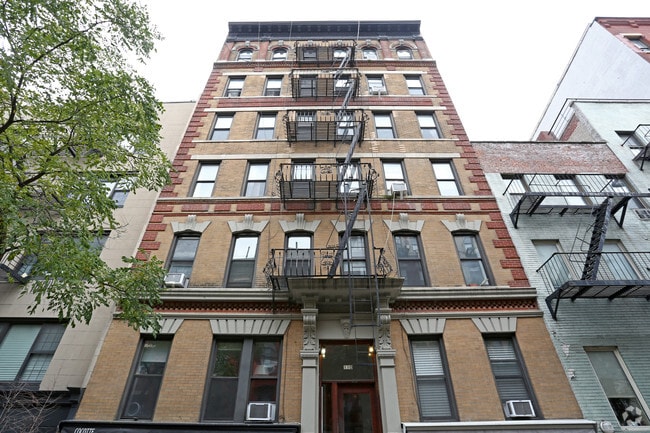 Building Photo - 110-112 Thompson St