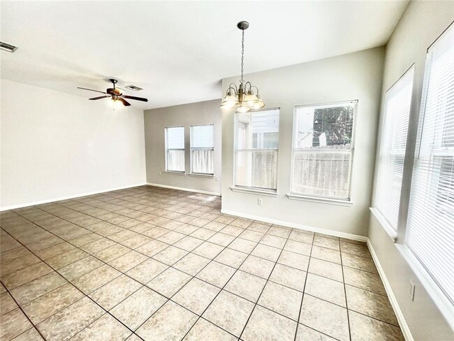 Building Photo - Spacious 4 Bed, 2.5 Bath. Perfect size and...