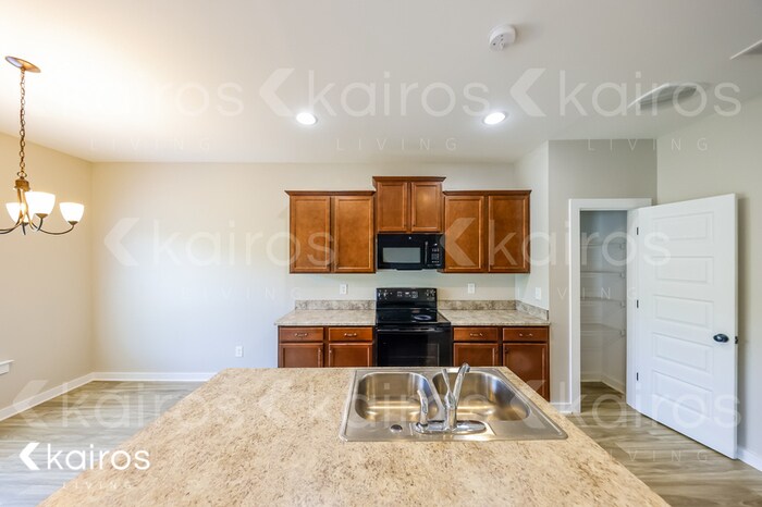 Building Photo - 8007 Shadesbrook Dr