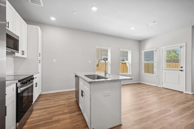 Building Photo - 214 W Lewis St