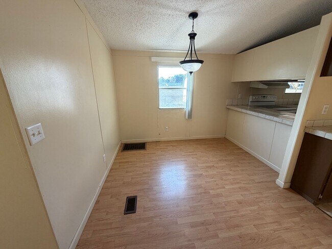 Building Photo - AVAILABLE NOW!