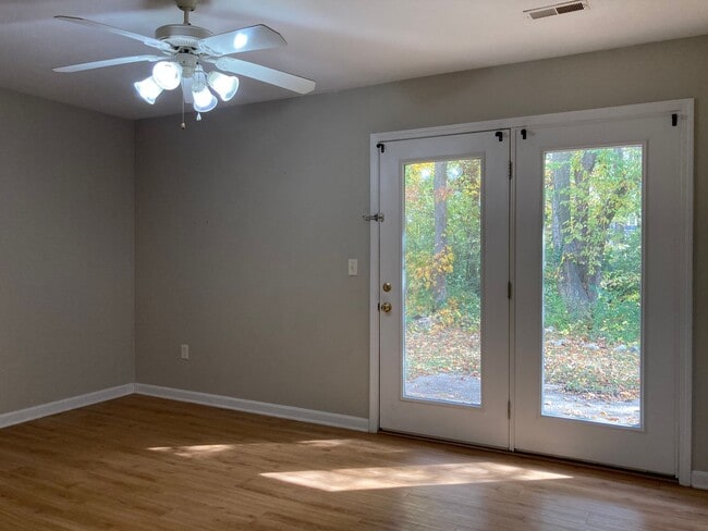 Building Photo - LOCATION LOCATION Location!  Close to Baptist Health Hospital, Shopping, & More