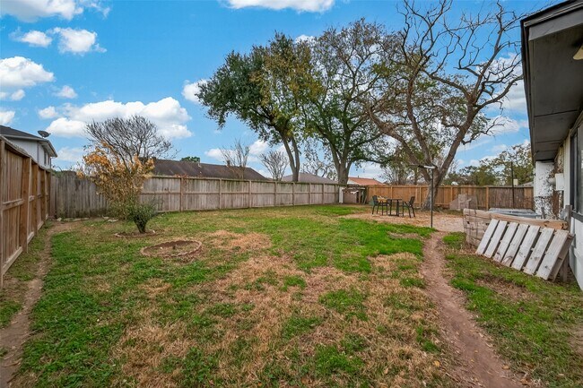 Building Photo - 614 Northaire Dr