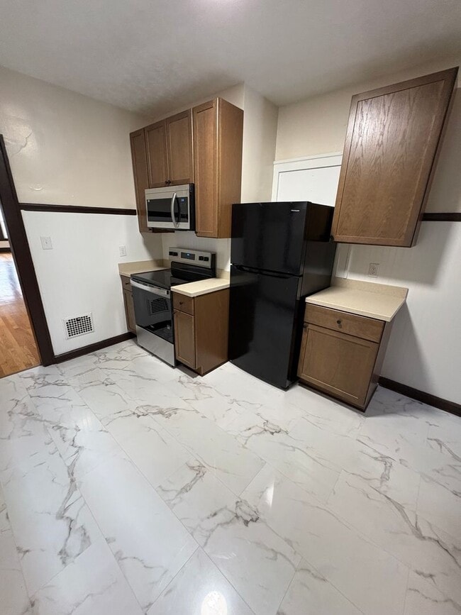 Building Photo - 327 E 7th St