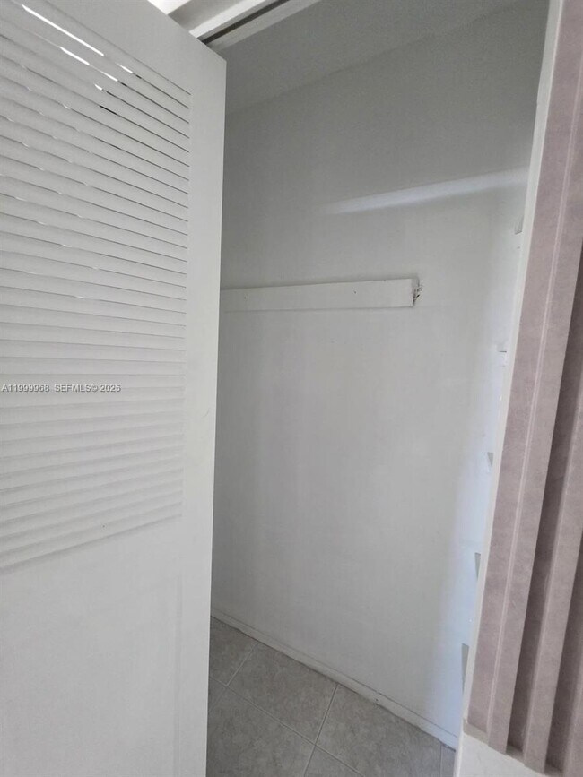 Building Photo - 16400 NE 17th Ave