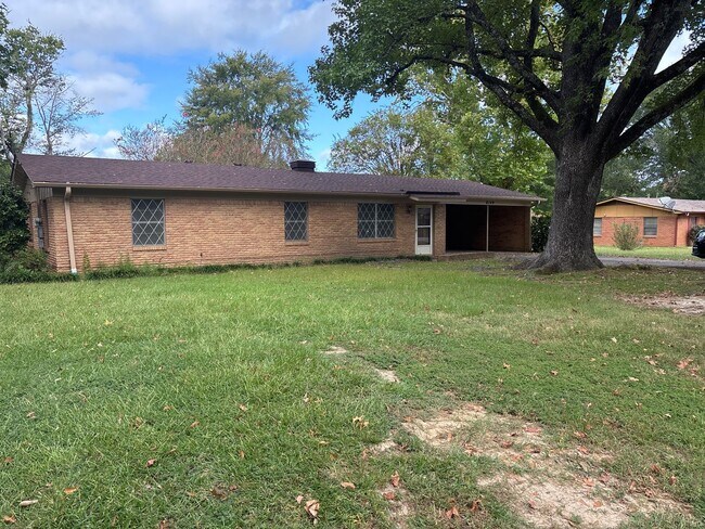 Building Photo - Freshly Updated & Ready For You!