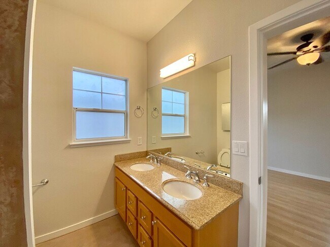 Building Photo - 140 Valley Oak Dr