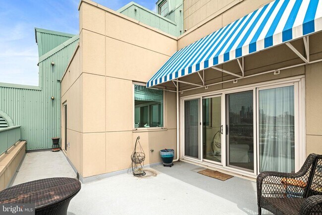 Building Photo - 717 S Christopher Columbus Blvd