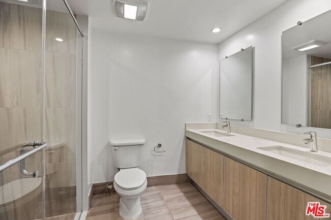 Building Photo - 129 S Kings Rd