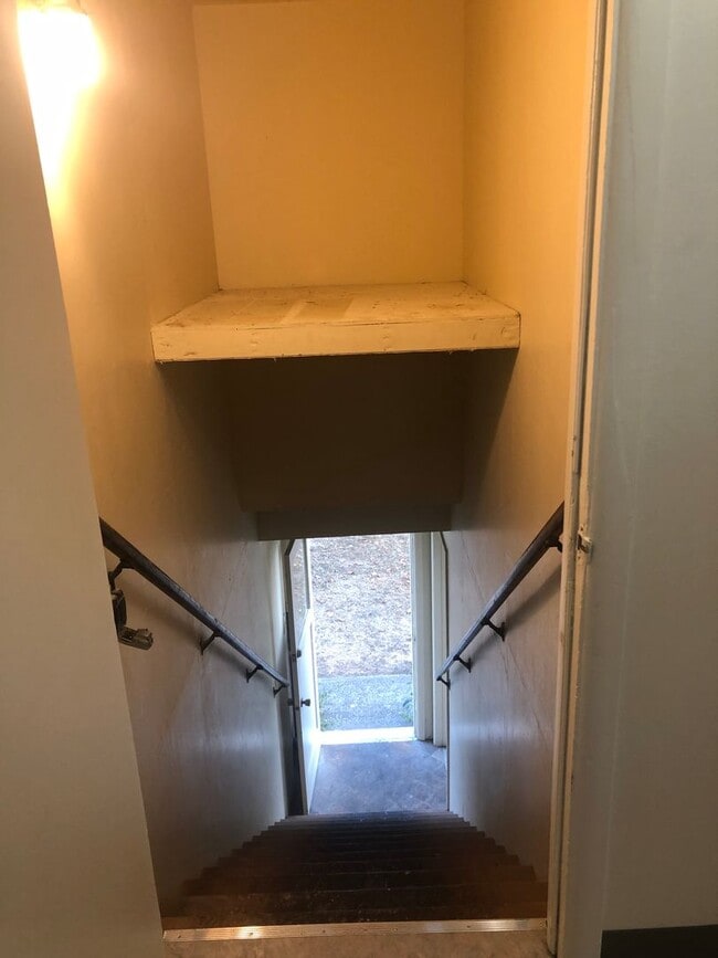 Building Photo - Large upstairs 2 bedroom apartment!