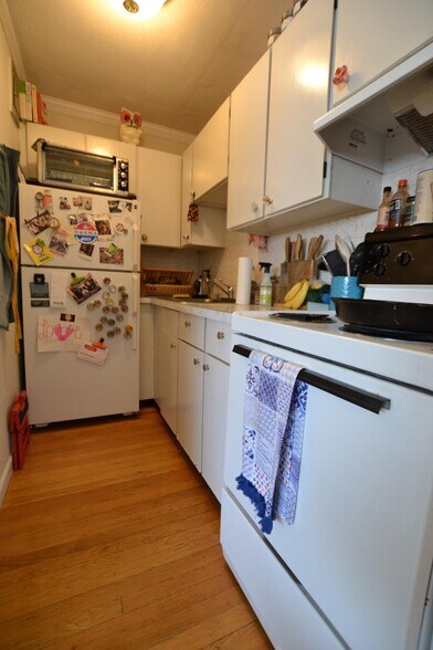 Building Photo - 152 Kelton St