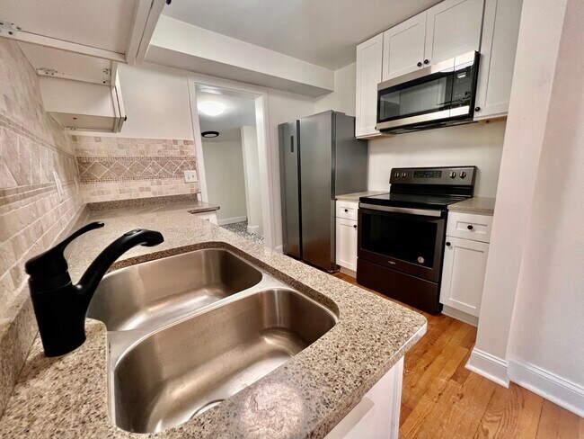 Building Photo - 2123 Fenwood Dr